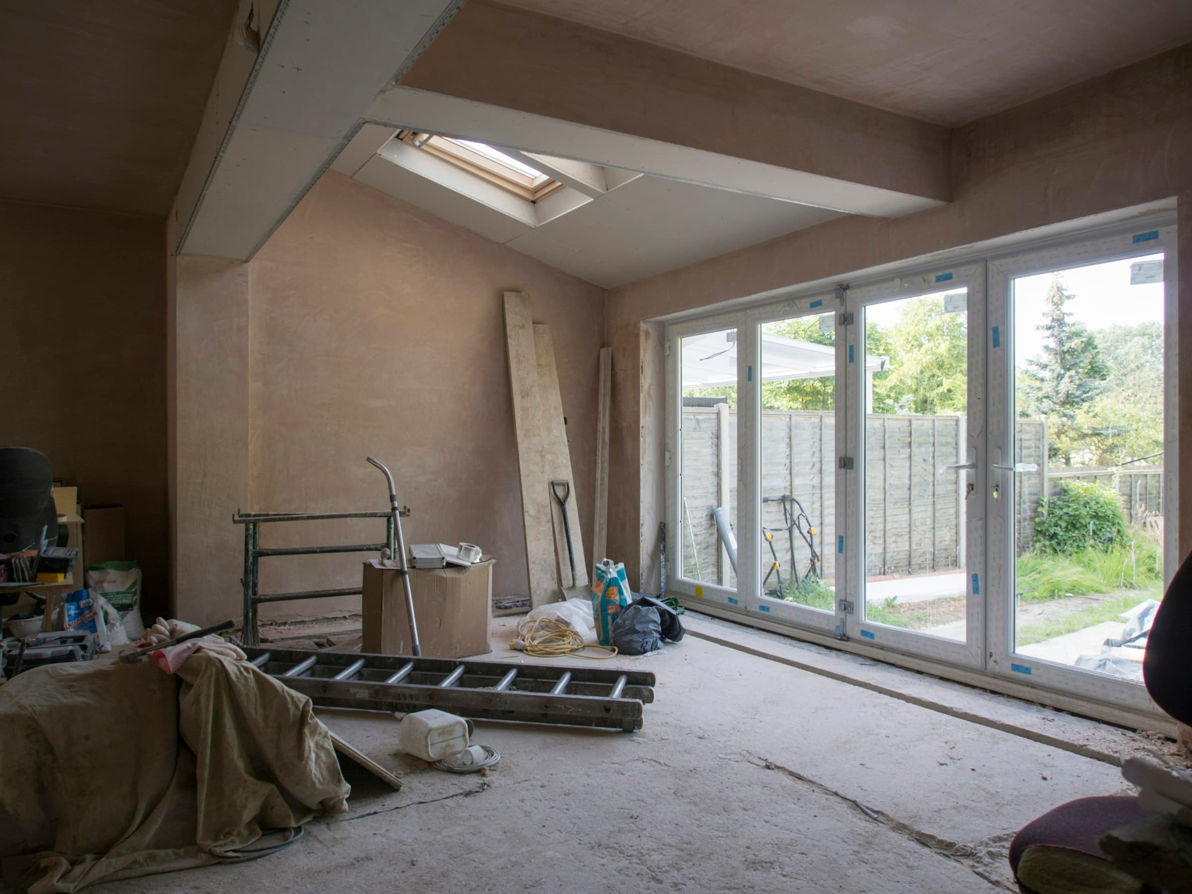 Uitbouw in aanbouw met vouwdeuren en dakraam